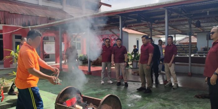 Lapas Kelas IIB Tondano Musnahkan Barang Sitaan Hasil Razia Kamar Hunian WBP Periode Oktober-November 2024 2 1000458856