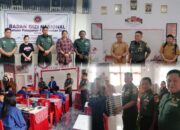 Kunjungi Dapur Pelayanan BGN di Langowan Utara, Dandim Mutakbir Ikut Distribusikan Makanan Ke SMP N 1 Langowan