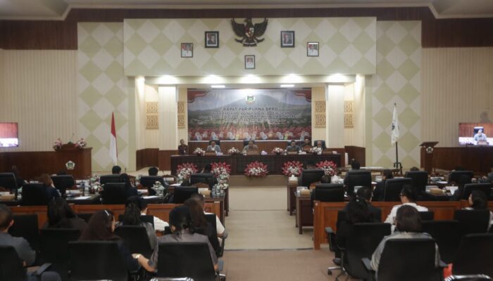 Walikota Caroll Hadiri Rapat Paripurna DPRD Tomohon Pengumuman Hasil Penetapan Pasangan Walikota dan Wakil Walikota 2025-2030 3 1000080998