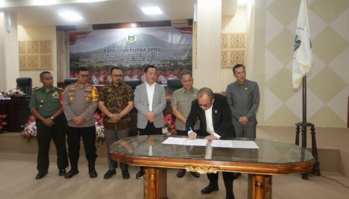 Pasangan Terpilih Walikota dan Wakil Walikota Caroll Senduk - Sendy Rumajar Diumumkan DPRD Kota Tomohon 3 1000083129