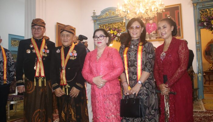 Bupati Minahasa N. Tendean Terima Gelar Adat Kehormatan Karaton Surakarta 2 1000546718