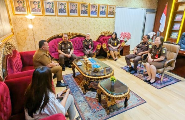 Bupati Minahasa Robby Dondokambey Kunjungi dan Silaturahmi di Kejaksaan Negeri Minahasa 2 1000589453