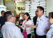Jelang Idul Fitri, Wali Kota Caroll Bersama Waki Walikota Sendy Tinjau Harga dan Ketersediaan Bahan Pokok di Pasar Beriman
