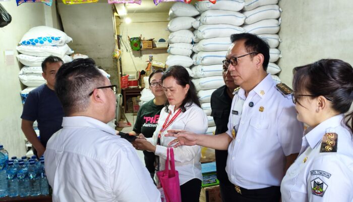 Jelang Idul Fitri, Wali Kota Caroll Bersama Waki Walikota Sendy Tinjau Harga dan Ketersediaan Bahan Pokok di Pasar Beriman