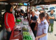 Disambut Warga Kamja, Wawali Sendy Sempatkan Beli Takjil