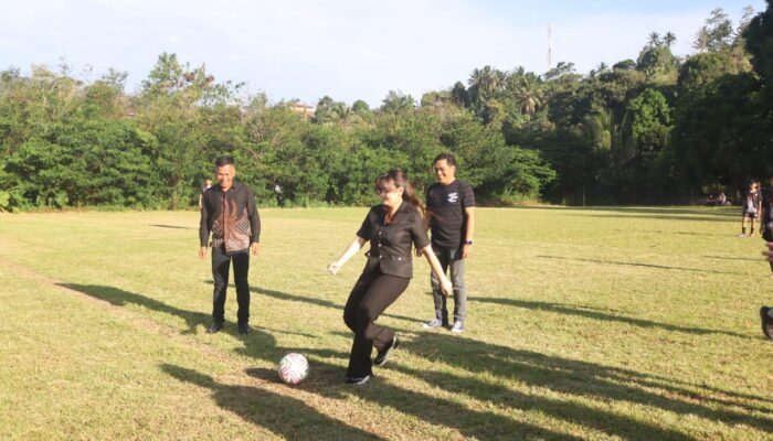 Turnamen Sepak Bola Tinoor Raya Dimulai, Wakil Wali Kota Tomohon Tegaskan Pentingnya Sportivitas dan Karakter 2 79505
