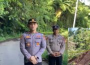 Longsor Ancam Pengguna Jalan, Polsek Tompasobaru Tinjau Lokasi dan Pasang Garis Polisi