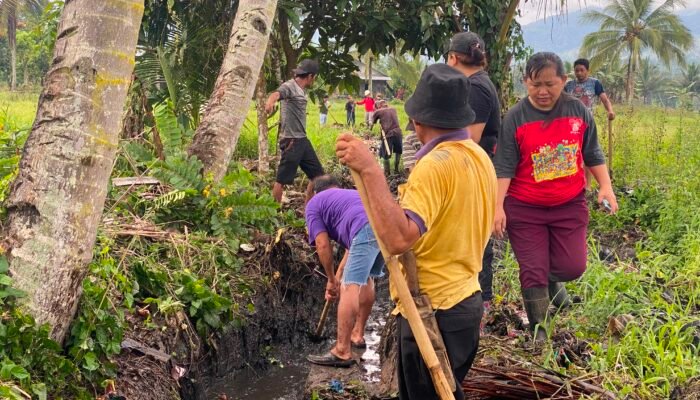 Pemdes Tumani Utara Bergerak Cepat Bersihkan Drainase, Antisipasi Genangan di Musim Penghujan